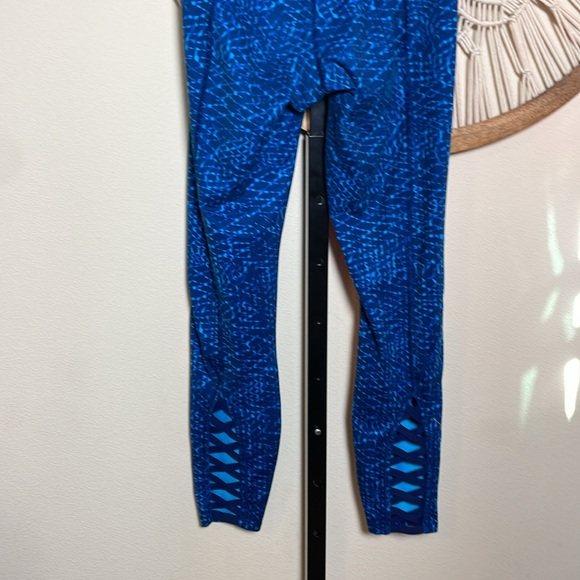 Lululemon Blue Snake Criss Cross Leggings Size 4 Pure Practice Hero Kayak Samba - Picture 3 of 7